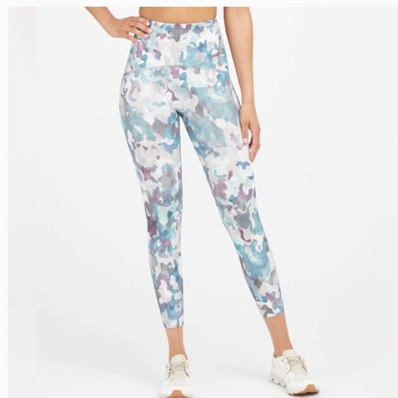 NWT Spanx Active Printed 7/8 Leggings in Painted Camo Pink/Muilt. - Picture 3 of 9